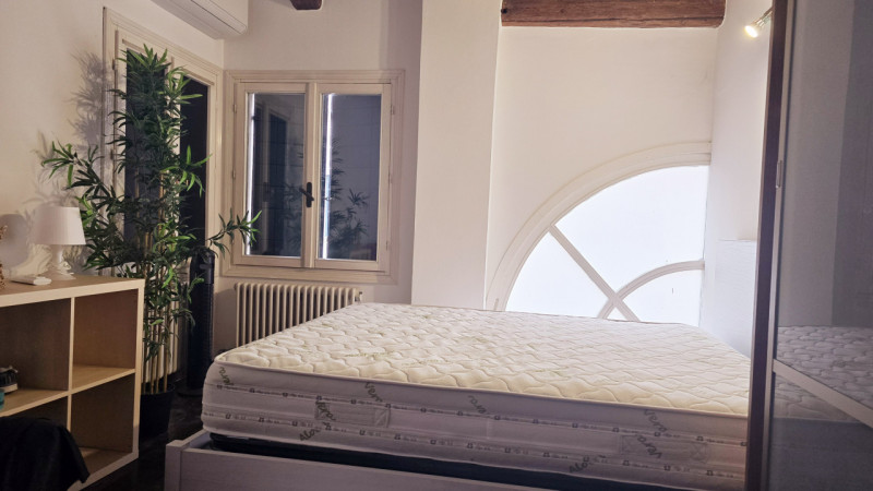 Proponiamo in vendita elegante appartamento trilocale provvisto di ingresso privato al primo pian...