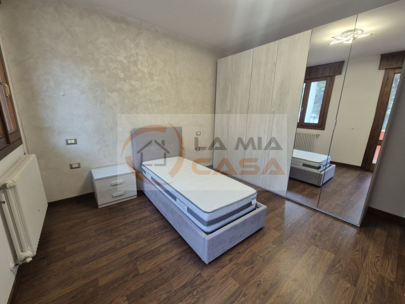 Il presente annuncio è rivolto a persone con contratto di lavoro a tempo indeterminato e referenz...