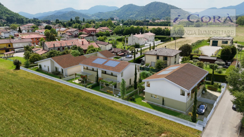 Teolo tra Feriole e San Biagio proponiamo Villino Bifamiliare su unico livello in classe A4 in fa...