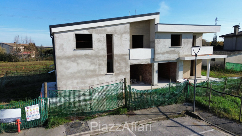 Bifamiliare in zona centralissima di Brugine. 
La stessa, rigorosamente edificata con le migliori...