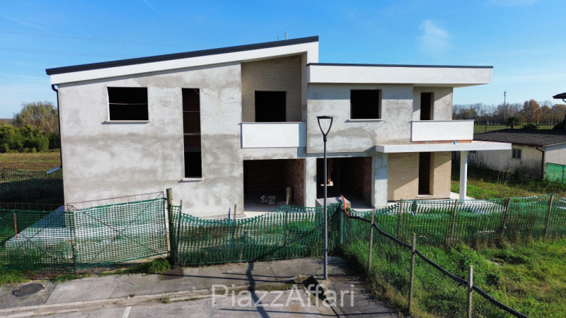 Bifamiliare in zona centralissima di Brugine. 
La stessa, rigorosamente edificata con le migliori...