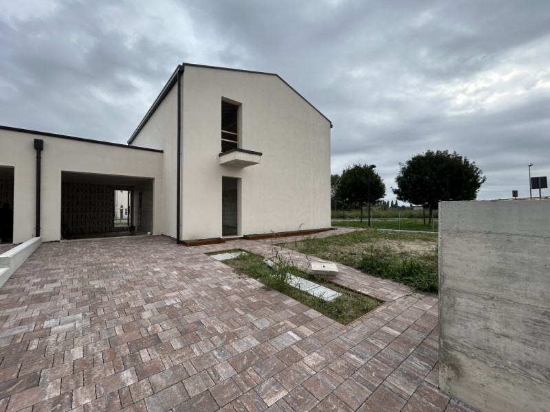 Inserita in un contesto residenziale tranquillo e curato a Poiana di Granfion questa elegante cas...