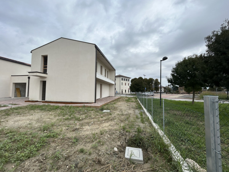 Inserita in un contesto residenziale tranquillo e curato a Poiana di Granfion questa elegante cas...