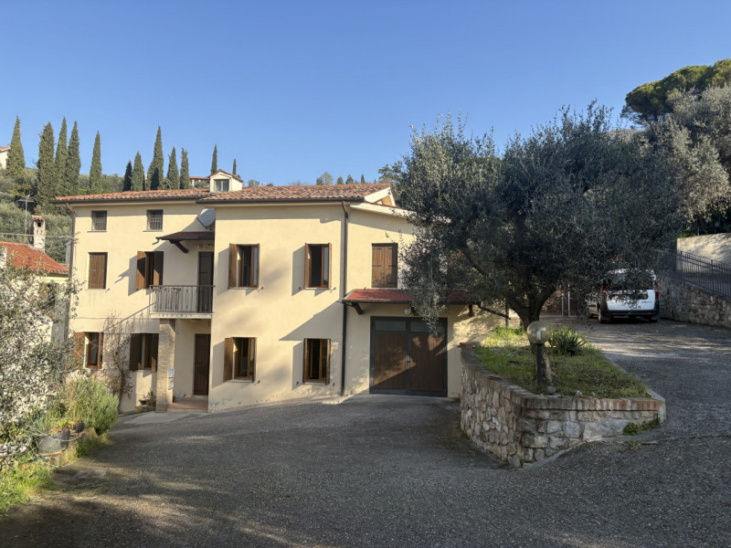 Se desideri vivere in un contesto affascinante e ricco di storia, questa abitazione accostata nel...