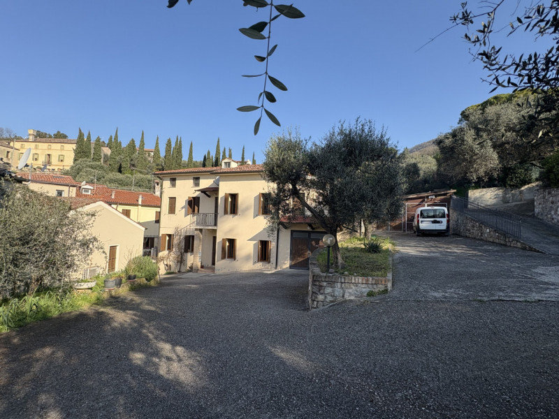 Se desideri vivere in un contesto affascinante e ricco di storia, questa abitazione accostata nel...