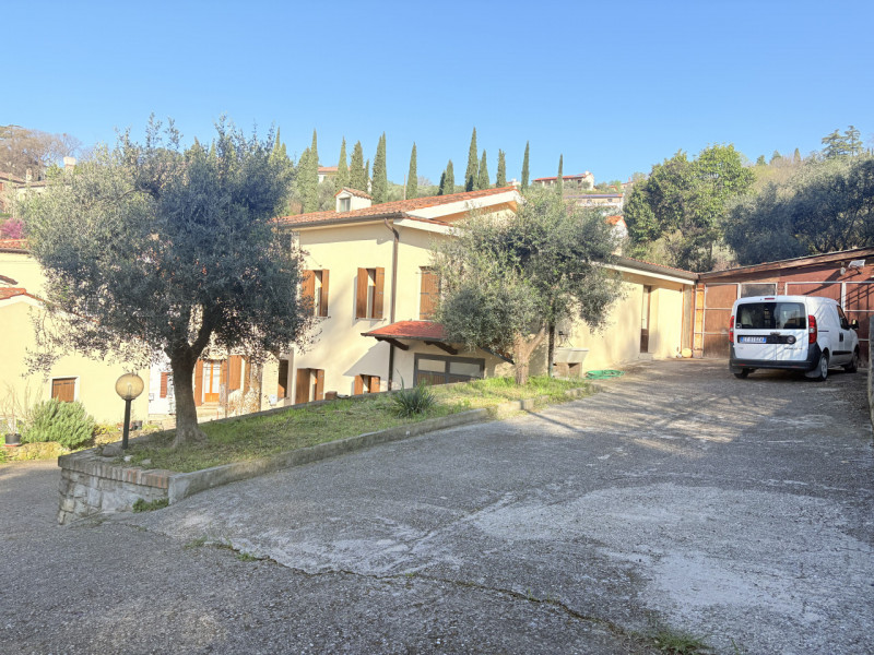 Se desideri vivere in un contesto affascinante e ricco di storia, questa abitazione accostata nel...