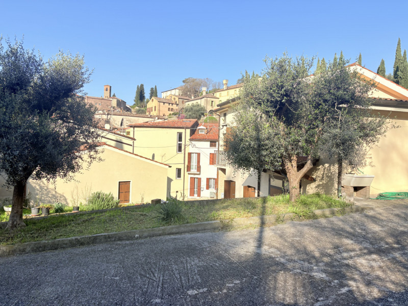 Se desideri vivere in un contesto affascinante e ricco di storia, questa abitazione accostata nel...