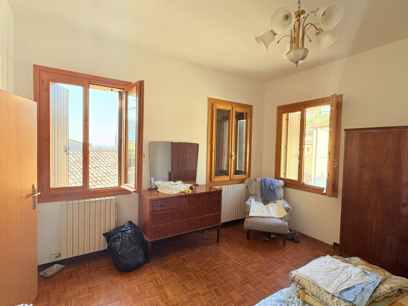 Se desideri vivere in un contesto affascinante e ricco di storia, questa abitazione accostata nel...