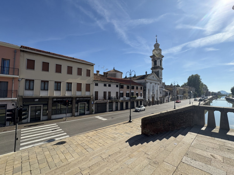 Al secondo e ultimo piano di una palazzina, proponiamo appartamento completamente ristrutturato, ...