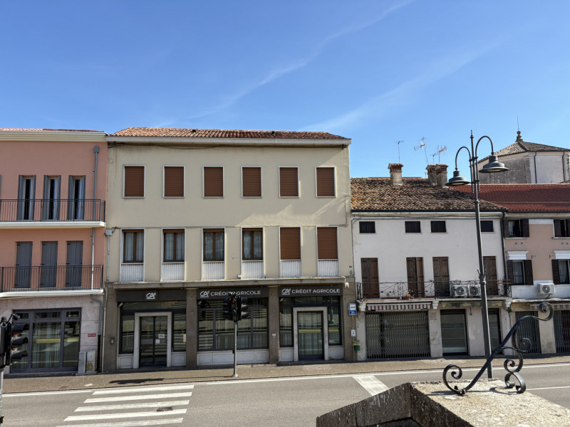 Al secondo e ultimo piano di una palazzina, proponiamo appartamento completamente ristrutturato, ...