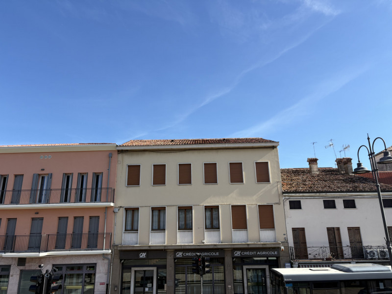 Al secondo e ultimo piano di una palazzina, proponiamo appartamento completamente ristrutturato, ...