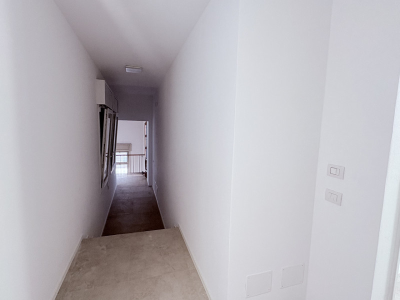 Al secondo e ultimo piano di una palazzina, proponiamo appartamento completamente ristrutturato, ...