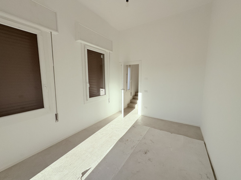 Al secondo e ultimo piano di una palazzina, proponiamo appartamento completamente ristrutturato, ...