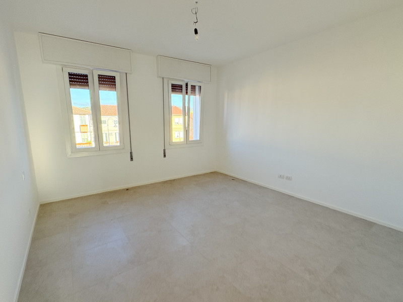 Al secondo e ultimo piano di una palazzina, proponiamo appartamento completamente ristrutturato, ...