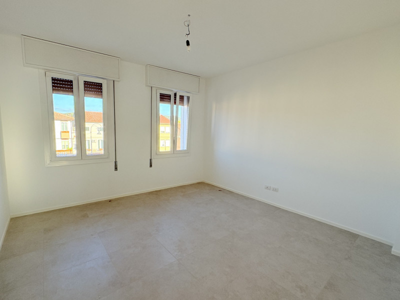 Al secondo e ultimo piano di una palazzina, proponiamo appartamento completamente ristrutturato, ...