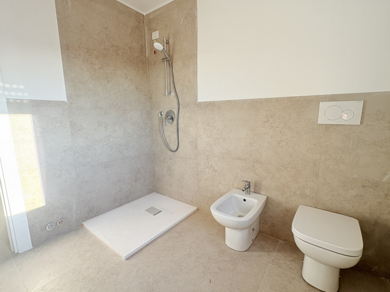 Al secondo e ultimo piano di una palazzina, proponiamo appartamento completamente ristrutturato, ...