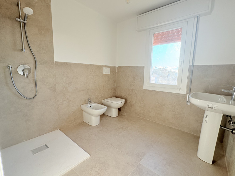 Al secondo e ultimo piano di una palazzina, proponiamo appartamento completamente ristrutturato, ...