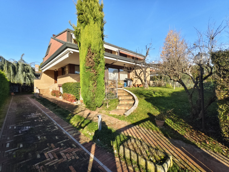 Ubicata in quartiere di prestigio a Montegrotto Terme, proponiamo in esclusiva questa porzione di...