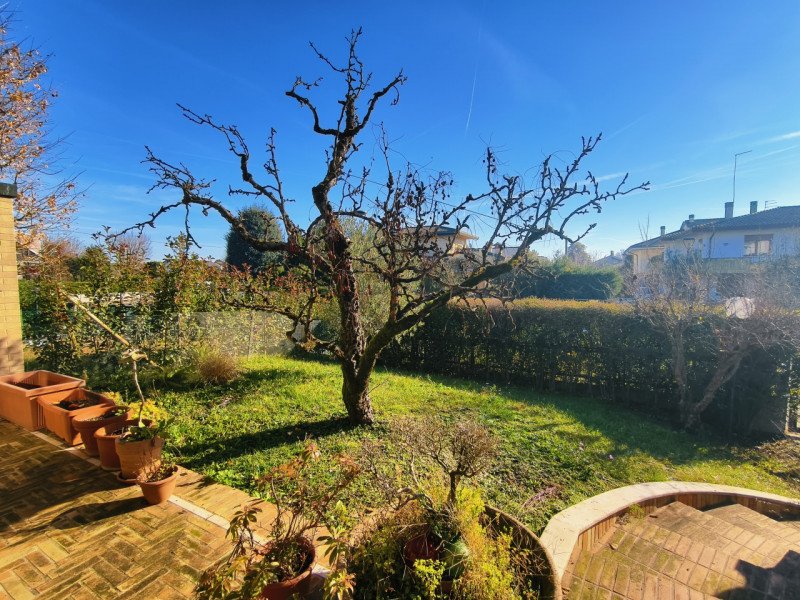 Ubicata in quartiere di prestigio a Montegrotto Terme, proponiamo in esclusiva questa porzione di...