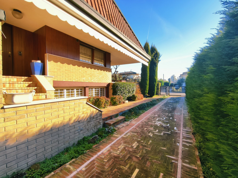 Ubicata in quartiere di prestigio a Montegrotto Terme, proponiamo in esclusiva questa porzione di...