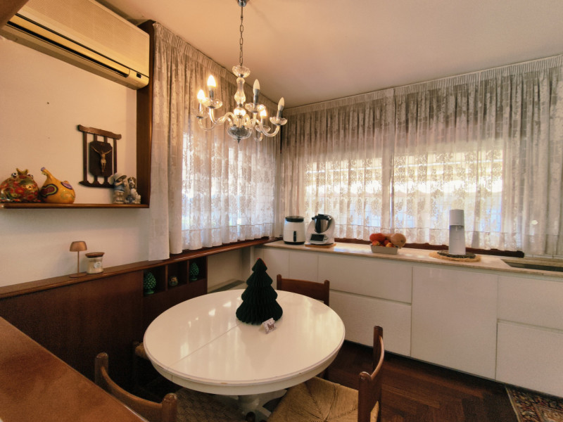 Ubicata in quartiere di prestigio a Montegrotto Terme, proponiamo in esclusiva questa porzione di...