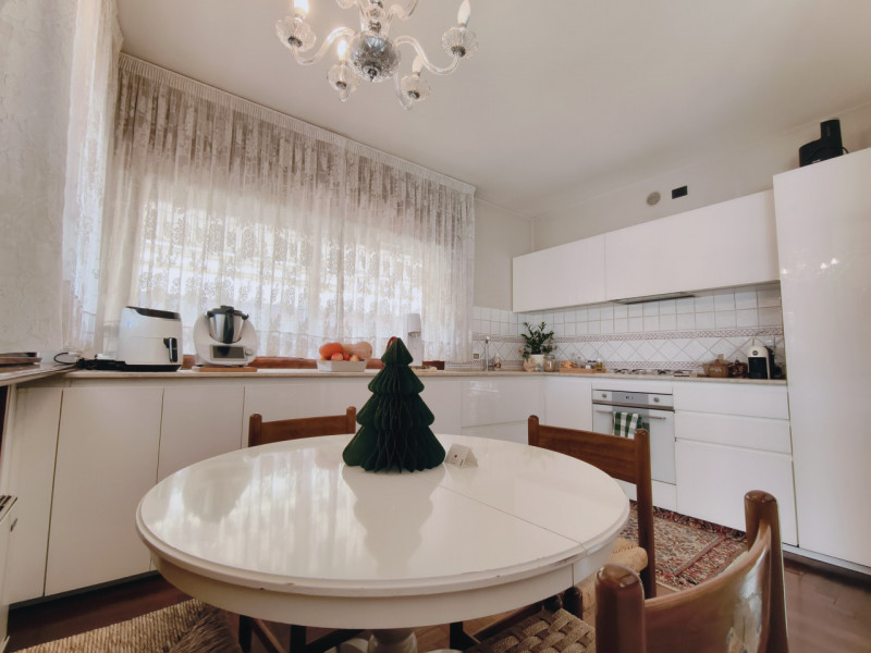 Ubicata in quartiere di prestigio a Montegrotto Terme, proponiamo in esclusiva questa porzione di...