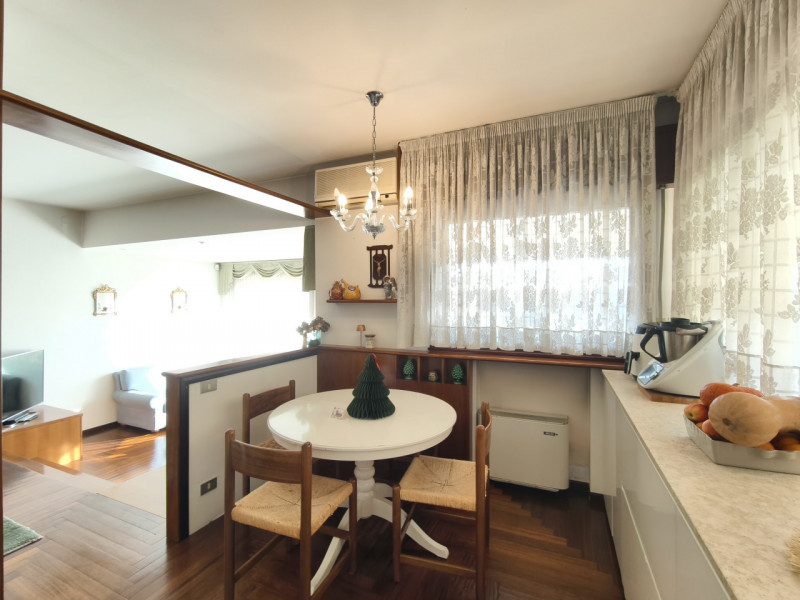 Ubicata in quartiere di prestigio a Montegrotto Terme, proponiamo in esclusiva questa porzione di...