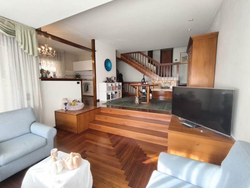 Ubicata in quartiere di prestigio a Montegrotto Terme, proponiamo in esclusiva questa porzione di...