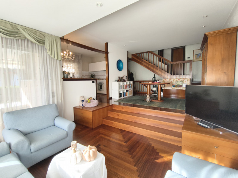 Ubicata in quartiere di prestigio a Montegrotto Terme, proponiamo in esclusiva questa porzione di...