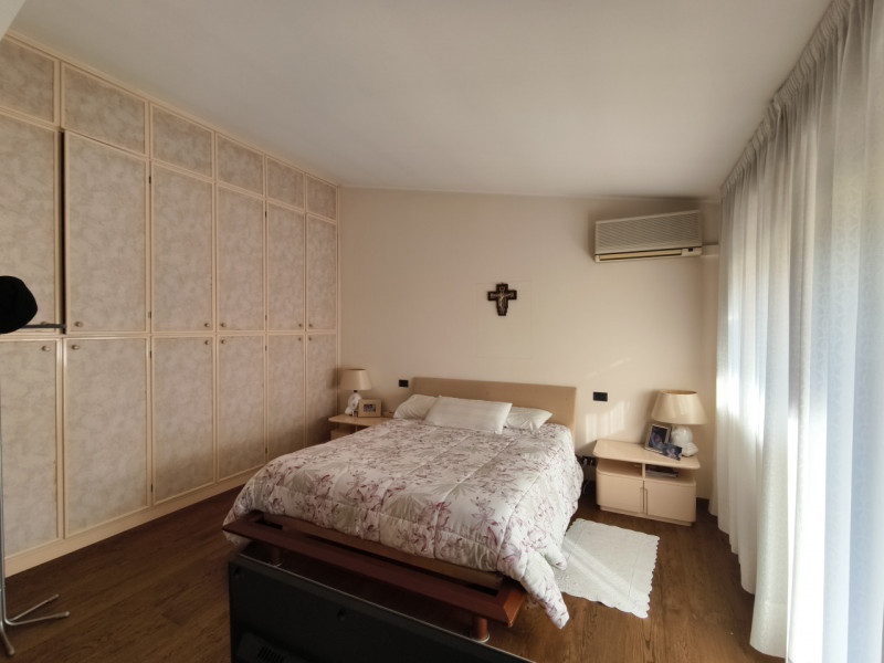 Ubicata in quartiere di prestigio a Montegrotto Terme, proponiamo in esclusiva questa porzione di...