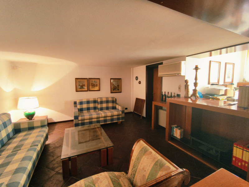 Ubicata in quartiere di prestigio a Montegrotto Terme, proponiamo in esclusiva questa porzione di...