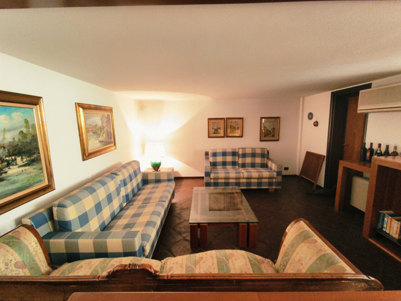 Ubicata in quartiere di prestigio a Montegrotto Terme, proponiamo in esclusiva questa porzione di...