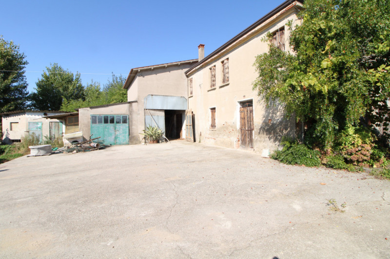 VILLA ESTENSE: proponiamo in vendita un affascinante rustico di 340 mq ca, e distribuito su più l...