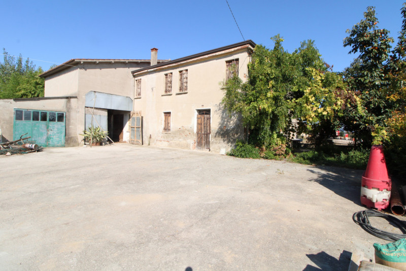 VILLA ESTENSE: proponiamo in vendita un affascinante rustico di 340 mq ca, e distribuito su più l...