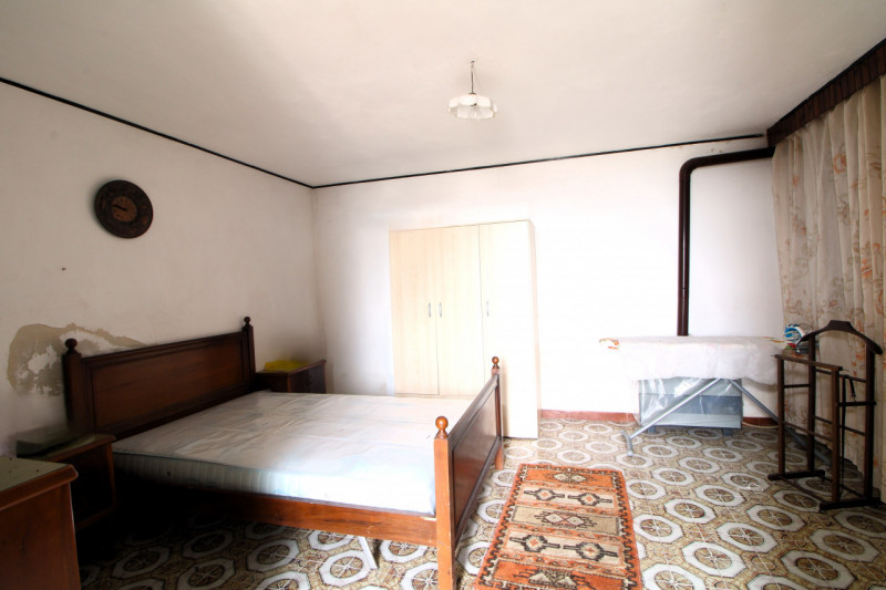 VILLA ESTENSE: proponiamo in vendita un affascinante rustico di 340 mq ca, e distribuito su più l...