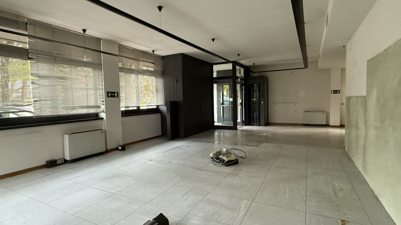 Quartiere FORCELLINI locale commerciale fronte strada.

- Facilmente adattabile alle esigenze di ...