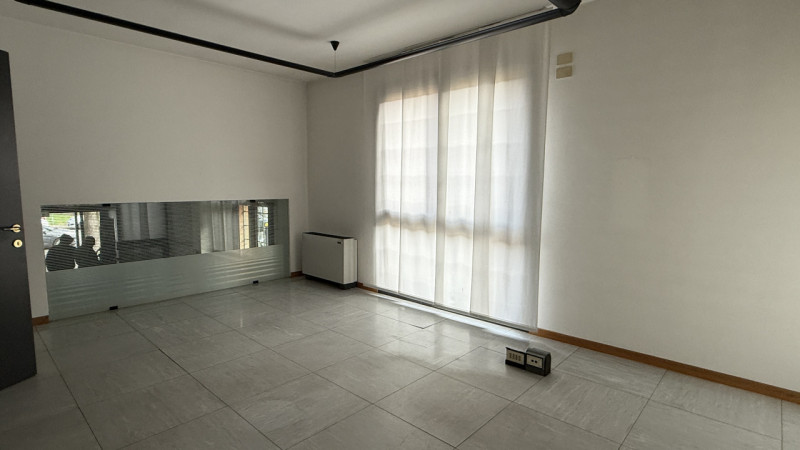 Quartiere FORCELLINI locale commerciale fronte strada.

- Facilmente adattabile alle esigenze di ...