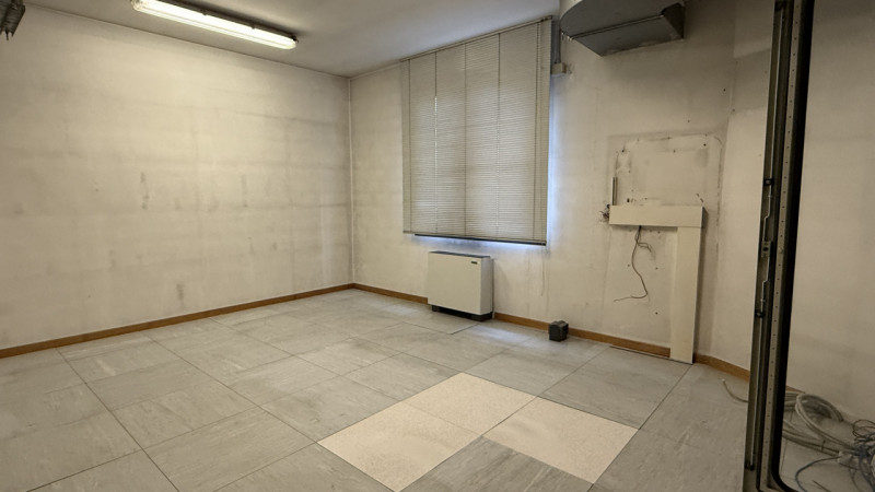 Quartiere FORCELLINI locale commerciale fronte strada.

- Facilmente adattabile alle esigenze di ...