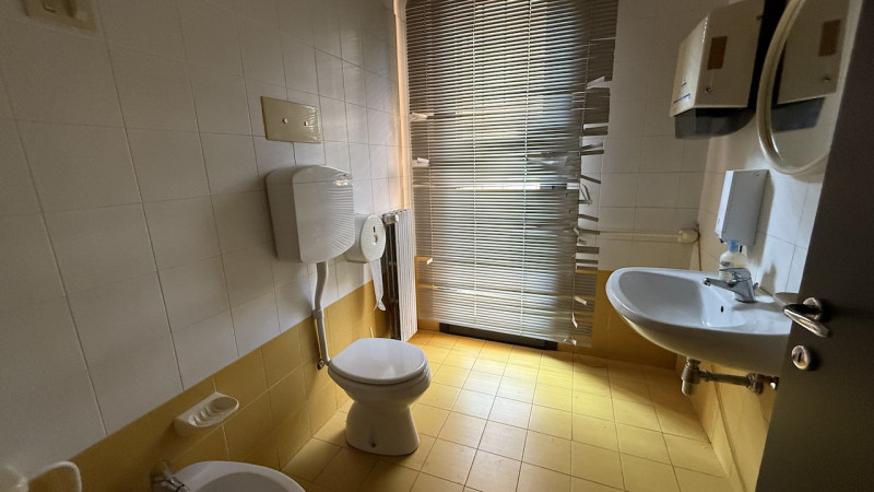 Quartiere FORCELLINI locale commerciale fronte strada.

- Facilmente adattabile alle esigenze di ...