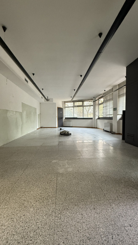 Quartiere FORCELLINI locale commerciale fronte strada.

- Facilmente adattabile alle esigenze di ...