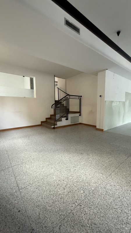 Quartiere FORCELLINI locale commerciale fronte strada.

- Facilmente adattabile alle esigenze di ...