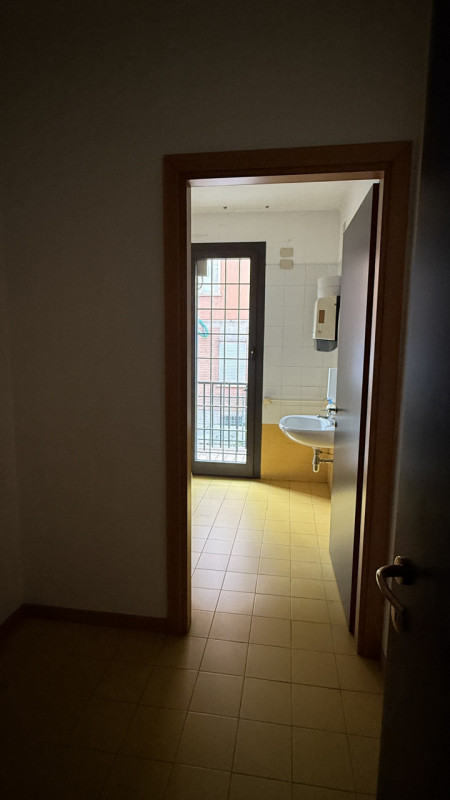 Quartiere FORCELLINI locale commerciale fronte strada.

- Facilmente adattabile alle esigenze di ...