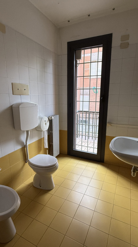 Quartiere FORCELLINI locale commerciale fronte strada.

- Facilmente adattabile alle esigenze di ...