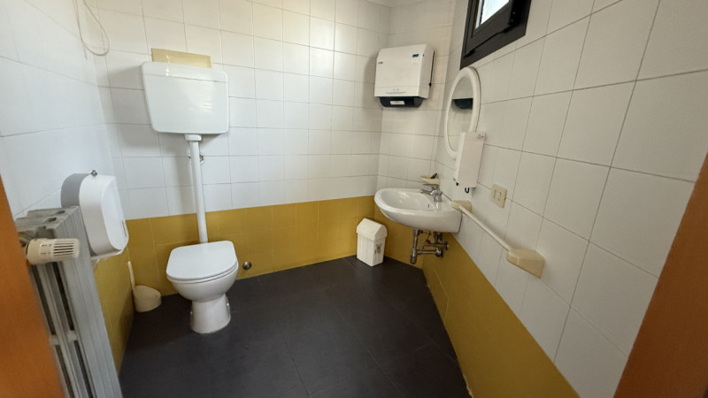 Quartiere FORCELLINI locale commerciale fronte strada.

- Facilmente adattabile alle esigenze di ...