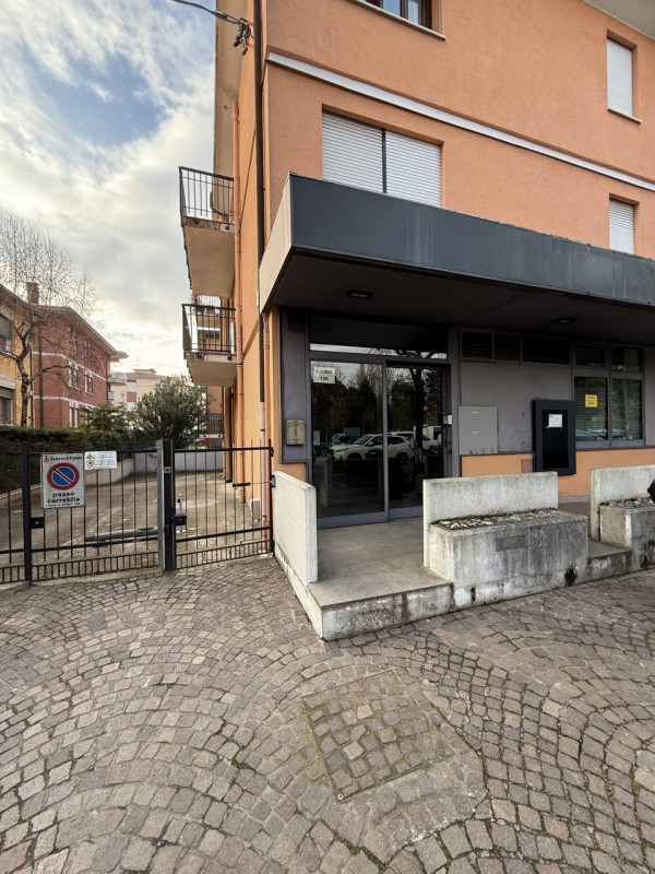 Quartiere FORCELLINI locale commerciale fronte strada.

- Facilmente adattabile alle esigenze di ...