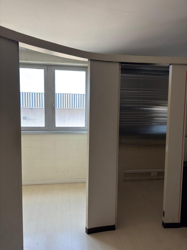 Ufficio luminoso in centro di 140mq – Ponte San Nicolò

In pieno centro a Ponte San Nicolò, all’i...