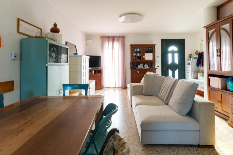 Bifamiliare su due piani di 70 mq ciascuno, zona Cogno di San Giorgio in Bosco, ideale per chi de...