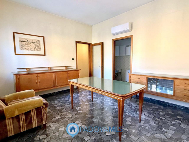 Immobile in esclusiva al Gruppo Padova MLS

Porzione di BIFAMILARE IN ORIZZONTALE con ingresso e ...