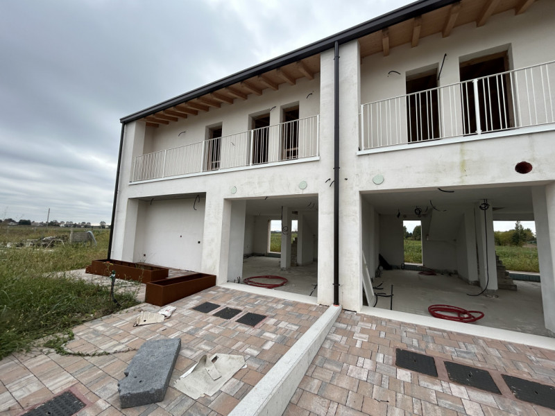 Situata in un contesto residenziale riservato e ben curato a Poiana di Granfion, immersa nel verd...