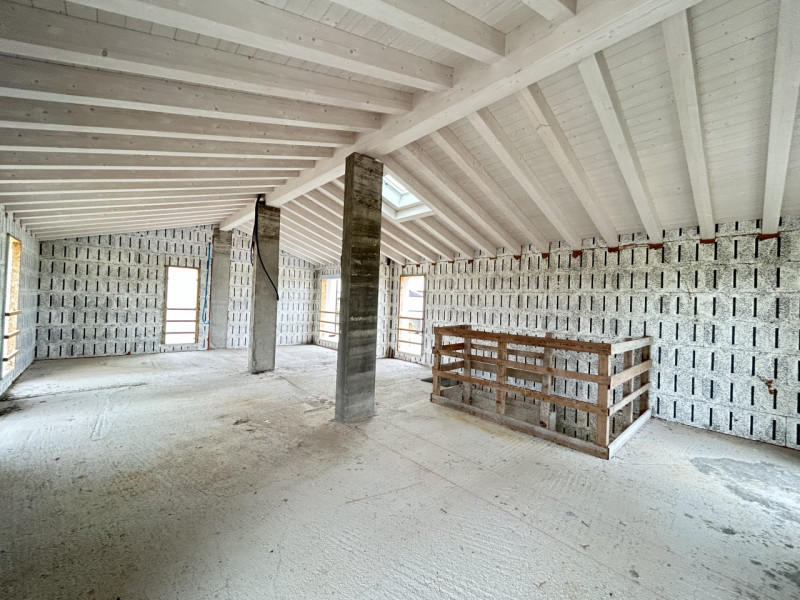 Situata in un contesto residenziale riservato e ben curato a Poiana di Granfion, immersa nel verd...